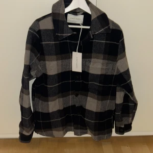 Rutig overshirt i blå och beige - Säljer denna då jag glömt och returnera i tid. Helt oanvänd. Nypris 1895kr, storlek Large.