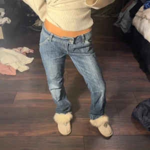 Blå jeans med låg midja - Snygga blå jeans med låg midja och en klassisk femficksdesign. Perfekta för en avslappnad stil. De har en straight passform som ger en tidlös look.