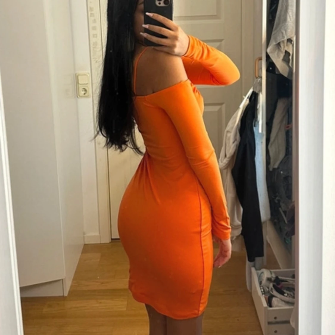 Orange långärmad klänning - 2