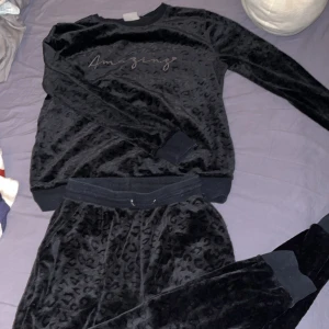 Svart pyjamas i sammet - Svart pyjamas i sammet med leopardmönster och texten ”amazing”. Passar bra som bara mjukiskläder också. 🖤