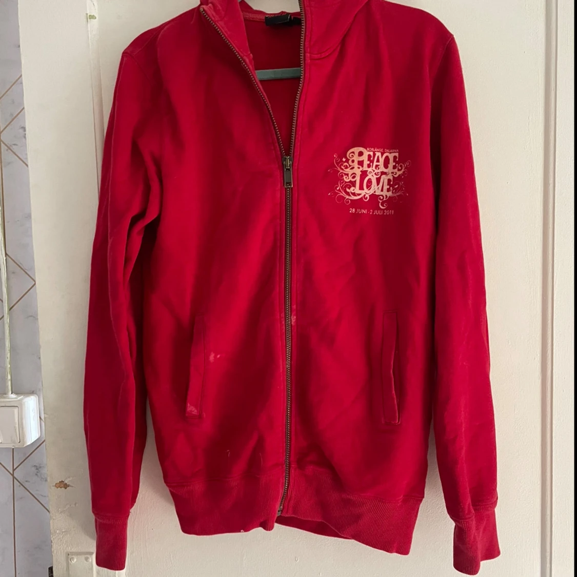 Röd huvtröja med dragkedja