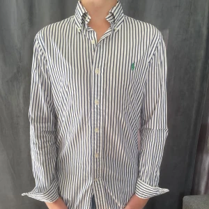 Ralph Lauren skjorta - Ralph lauren skjorta i storlek s Slim fit  Killen på bilden är 174cm Kontakta mig om ni har några frågor!