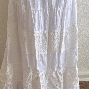 Vit långkjol  - Jag är 168cm och tyckte att den passa bra i längden men inte i midjan. Den är lite genomskinlig 