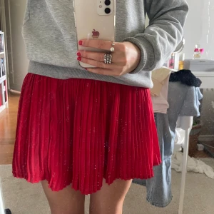 Kjol - Supersöt plisserad kjol som tyvärr inte kommer till användning💗vet ej märket