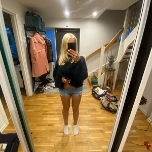 Ljusa shorts med spets😍 - Ur snygga low/mid waist shorts i storlek 34 Knappt använda och inga skador alls💗 