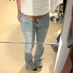 Lågmidjade Jeans - Lågmidjade Bootcut Jeans, midjemått 37 tvärs över o innerben 75 ❤️‍🔥❤️‍🔥