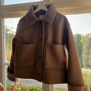 Kappa från kappahl  - Storlek S, inte använd så mycket så den ser typ ut som ny. Inga fläckar, alla knappar sitter som de ska. Ordinarie pris 899 