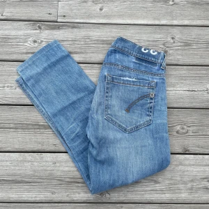 Dondup - Hej, säljer ett par blåa Dondup jeans i 10/10 skick. Jeansen är storlek 33 och säljs för endast 750 kr, men priset går att diskutera. Bara att skriva om ni har några frågor!