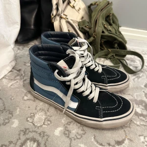 Vans - Vans i superbra skick, något smutsiga på sulan men tvättas såklart innan jag postar, annars är dem felfria. Öppen för prisförslag🤩