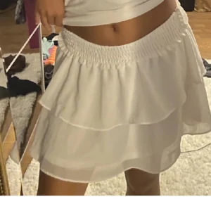 Vit volang kjol - Säljer då den inte kommer till användning, fint skick!❤️