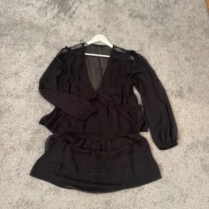 Svart sett från bik bokb - Bra skick knappt använd  Storlek på tröjan L  Storlek på kjol M Kan även sälja kjolen eller tröjan enskilt 