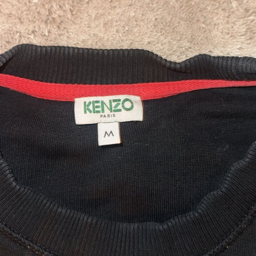 Säljer en svart sweatshirt från Kenzo i storlek M, nypris 2299kr. Tröjor & Koftor.