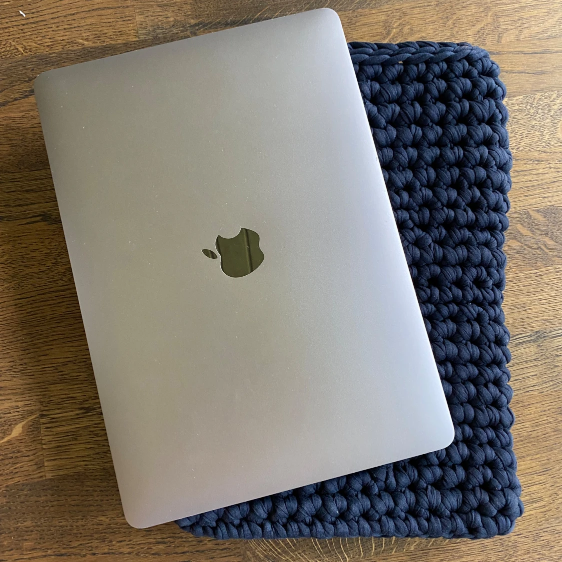 Mörkblå stickad datorväska