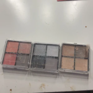 Ögonskuggspaletter från The Color Workshop - Säljer tre ögonskuggspaletter från The Color Workshop. Den första paletten heter 'Rose Eyeshadow' och har fyra nyanser i rosa och grå toner. Den andra paletten heter 'Smoky Eyeshadow' och har fyra nyanser i svart och grå toner, perfekt för en sotig look. Den tredje paletten har fyra neutrala nyanser i beige och bruna toner, idealisk för vardagsbruk. Alla paletter kommer i en praktisk fyrkantig förpackning med genomskinligt lock.bara testad 