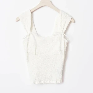 Topp | Gina Tricot - Säljer min jättesöta vita topp från Gina Tricot. Storlek S🤍🤍 Skriv privat för mer bilder & info.
