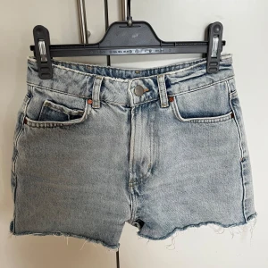 Jeansshorts från bikbok - Säljer ett par snygga jeansshorts från bikbok i storlek XS. Säljer då de är för små💘