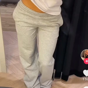 Bikbok lågmidjade mjukisbyxor - Säljer mina super fina lågmidjade mjukisbyxor från bikbok som endast är använda några få gånger inomhus🌟 Bilden är lånad så kom privat för egna bilder💓