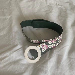 Skärp - Blommigt gulligt skärp. 75 cm