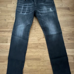 DSQUARED2 Jeans (ÄKTA) - Köptes ungefär 1 år sedan och har sen dess använts vid ca 4-6 tillfällen. Äkta är dem självklart men är inte inom den passform jag förväntade mig och därför vill jag nu sälja dem vidare.