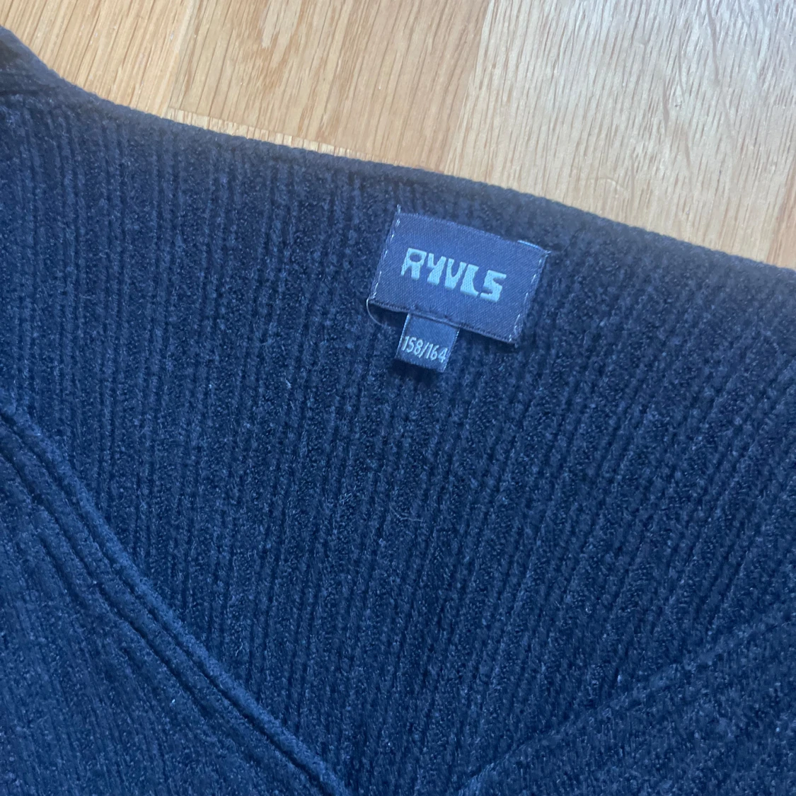 Svart ribbad tröja från RYVLS - 90