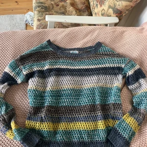 Stickad  - Stickad tröja köpt secondhand! Bra skick🤗 Skriv vid frågor 🤗