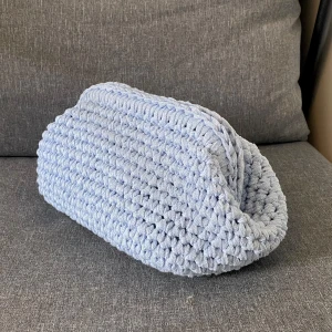 Ljusblå clutch - Handvirkad clutch i återvunnet bomull, innermått ca 22x17cm! Finns fler färger bland mina andra annonser!