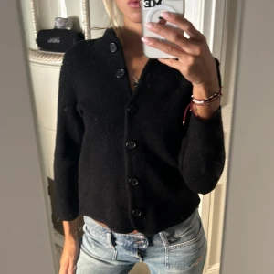 100% wool kofa - Lite tjockare kofta som kan användas som jacka nu till höst! Superfin och skön, stora fina knappar storlek S, 100% wool 