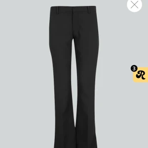 Bikbok kostymbyxor Vera lågmidja - Så himla snygga och populära kostymbyxor från bikbok med flare och lågmidja. De är i stl 42 men är nästan för små för mig som har stl 40 i vanliga fall, de är alltså väldigt små i storleken💗 har sprättat benen så att de ska bli längre (passar 170cm)💗