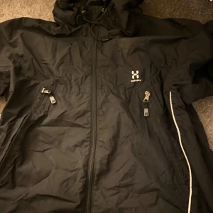 Haglöfs jacka  - Jag säljer en Haglöfs jacka för 700kr, de är en storlek M och den e oanvänd🤍  Priset Kan diskutera privat🤍