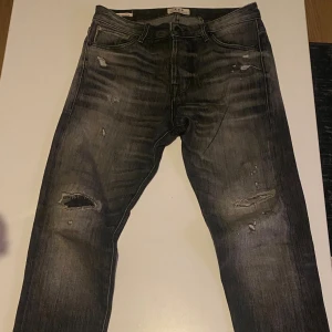 Jack and Jones jeans  - Säljer nu dessa feta Jack and Jones premium selvedge jeans 🌊☀️ jeansen är i gott skick förutom ett hål i högra framfickan som går att laga. Köpta för 1499kr. Hör av er vid frågor eller funderingar. 