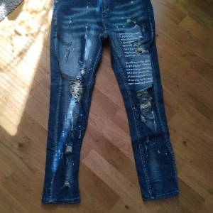 Slim jeans - Ett par fina ripped slim fit jeans jag fick av min kompis. Säljes billigt då jag ej vet märket. Storlek S och Pris kan diskuteras.