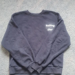 Blå tjocktröja - Fint skick,Tvättar innan skickar! Använder ej längre lite för liten, använt ett par ggr