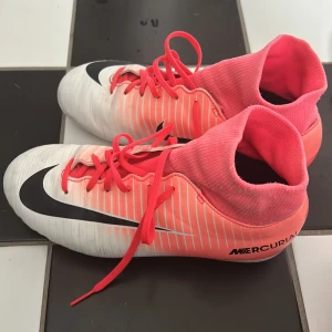 Fotbollsskor - Ett par fotbolls skor i stolek 36,5 , säljer pga att de är för små för mig!💗