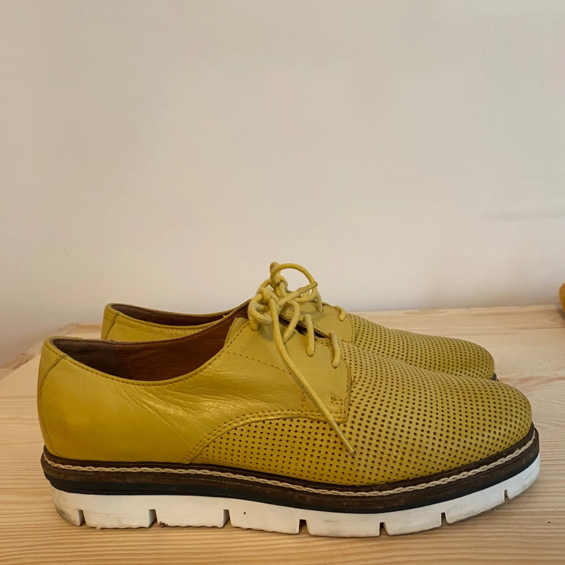 Bianco Gula Finskor i Äkta Läder - 90