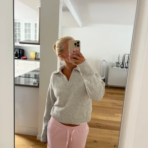 Mysig grå stickad tröja - Mysig stickad tröja från Monki💕💕jättebra skick!! Du står för frakten 
