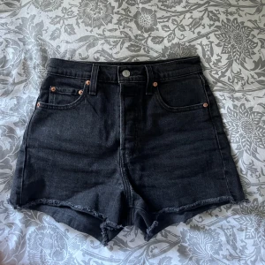 Levis shorts  - Säljer dessa levis shorts i ribcage modellen, knappt använda. Om man inte gillar shorts som slutar precis vid rumpan så är dessa perfekta🩷