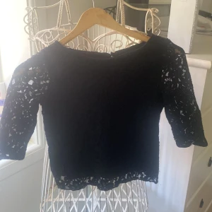 Tröja från HM för 39kr i storlek xxs-xs - En tröja från HM för 39kr i storlek xxs-xs, den är i bra skick och knappt använd, perfekt för er som gillar stickholmsstil!!