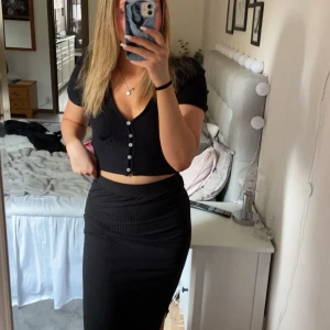 kjol - lång kjol från pieces, använt några gånger men i fint skick, storlek M