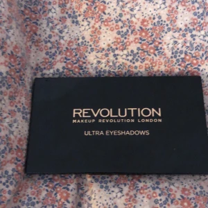 Ultra Professional Eyeshadow Beyond Flawless från Revolution - Säljer en Ultra Professional Eyeshadow palett från Revolution, modellen Beyond Flawless. Paletten innehåller 32 olika ögonskuggor i både matta och skimrande nyanser, perfekt för att skapa både vardags- och festlooks. Den kommer i en snygg svart förpackning med en stor spegel på. Palleten är använd få gånger, men det ser ut som den är använd för den är tappad 😕❤️men funkar ändå  