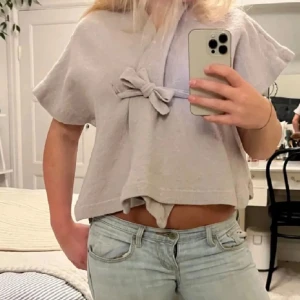 Jättefin kofta! - Passade tyvärr inte så säljer vidare💕 tröjan är i ett bra skick. Bara att dm om du har några frågor. Köpt för 800kr. Använd gärna köp nu