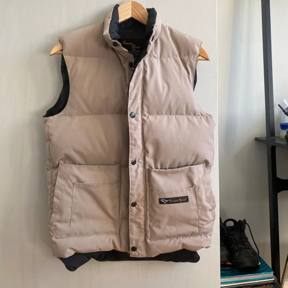 Tvär fet canada goose väst skit bra skick nästan helt ny. 699kr. Jackor.