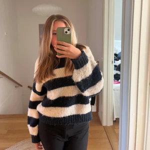 Blå och vit stickad - Från Vero moda men ser ut som den från design by si💕