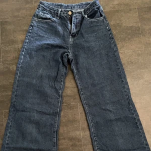 Blåa jeans  - Säljer mina lågmidjade blå jeans. Ingen lapp kvar så vet inte vart de kommer från därav det billiga priset. Bra kvalite! Hör av er vid frågor eller om ni vill ha fler bilder💞