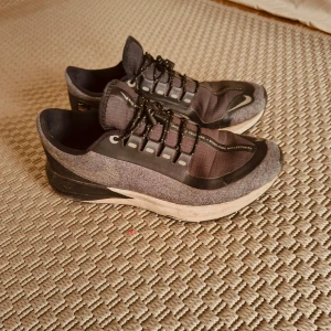 Nike Shield 36,5 - Nike Shield svart/grå, använda men har mer att ge. 23cm i innermått.