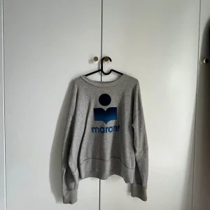 Marant tröja  - Säljer nu min snygga marant tröja då den inte kommer till andvändning längre den andvänt fåtal gånger men är i fint skick❤️det står inte storlek men skulle säga den är som en s/m ❤️skriv för mer bilder. Nypris 3200