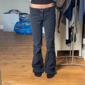 Lågmidjade jesns - Rakt över midjan: 41 Innerben: 87 Slitna bak nertill, se på sista bilden