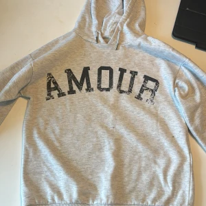 Amour tröja  - Storlek 134/140 helt ny 