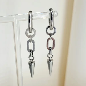 Handgjorda örhängen  - Handgjorda örhängen●Följ :@ekjewelryofficial🤲 ● 💎Material- 100% rostfritt stål ●Örhängeskrokar -rostfritt stål. Nickel fri. Längd -5,5cm. Vattentåliga, ändrar inte färgen! 