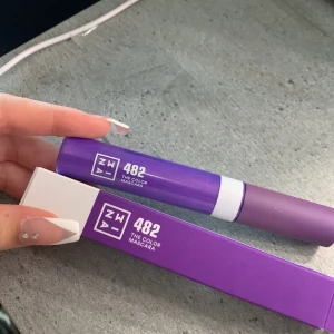 lila mascara  - Helt ny endast testad en gång. Säljer för 90kr. Köptes för 159kr 