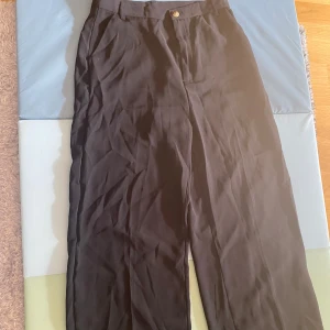 Svarta kostymbyxor - Säljer ett par svarta kostymbyxor i storlek M. Byxorna är högmidjade och har en rak passform. Byxorna har en knapp och dragkedja framtill. pris går att diskuteras🩵